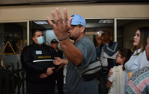 Ciudadanos venezolanos se apuestan en las afueras de la embajada venezolana, en Quito preocupados por la ruptura de relaciones con Ecuador.