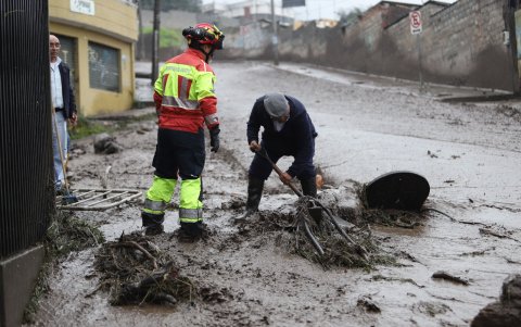 El desbordamiento de la quebrada El Tejado nuevamente causó desastres en el sector de La Comuna y La Gasca.