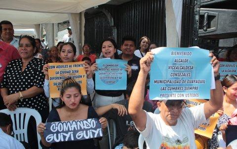 Peticiones. “Comando guiyi guiyi” y otras leyendas en carteles se observaron en la sesión.