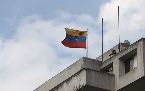 Bandera venezolana de la embajada de ese país.