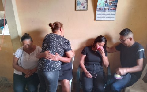 a madre y la esposa del uniformado reciben consuelo de los allegados.