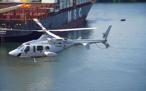 Proceso. Algo más de  una hora y media demoró el proceso de captura de terrorista y rescate de rehenes en un buque del puerto marítimo, donde se hizo el simulacro.