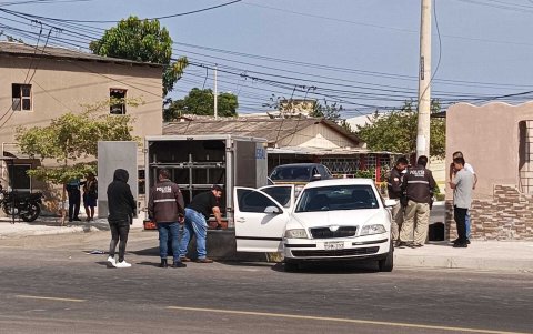 En su intento por evitar el ataque, el profesional médico se subió a una vereda.