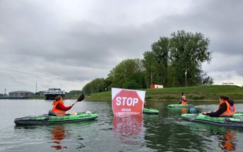 Aactivistas del grupo ecologista Última Generación bloquearon este miércoles con kayaks el acceso al puerto de crudo de Karlsruhe (sur), desde el que se aprovisiona a la mayor refinería de Alemania.