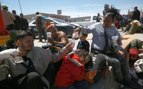 El migrante venezolano Carlos Meza (i) muestra su mano lesionada, el 15 de Abril de 2024, mientras permanece con su familia en un campamento improvisado en Chihuahua (México).