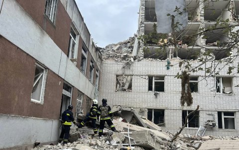 Varios rescatistas asisten en el lugar de un ataque con cohetes en la ciudad de Cherníguiv, Ucrania, el 17 de abril de 2024.