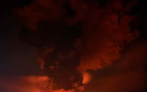 La erupción es tan grande que pudo ser captada por imágenes de satélites y ha creado una gran nube que afecta a las islas anexas.