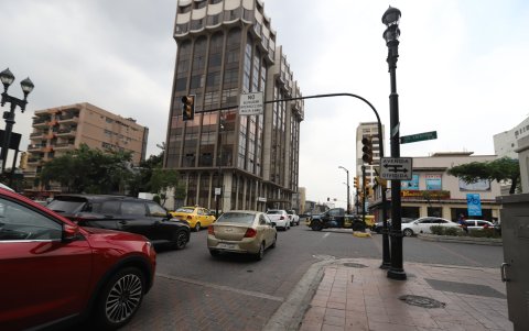 Este es el tercer día en el que la avenida 9 de Octubre permanece aún más atascada de lo habitual.