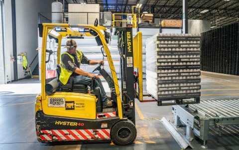 Existe una amplia oferta de trabajo para locales y extranjeros.