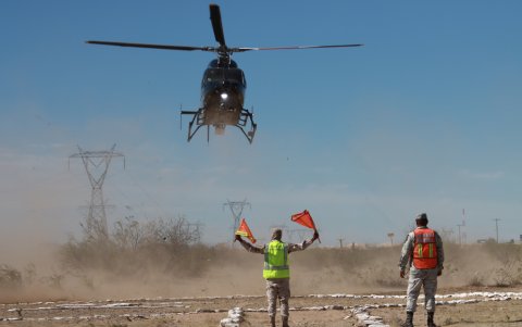 Rescatistas trabajan en la zona donde fueron encontrados cuatro migrantes en las dunas de Samalayuca, este martes, en el desierto de Chihuahua (México).