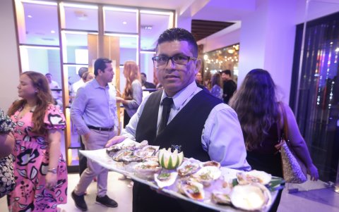 Los asistentes disfrutaron de una variedad de bocaditos de fusión japonesa y ecuatoriana.