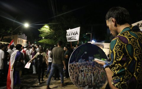 Un joven pinta un cuadro durante una manifestación de estudiantes que exigen que se garanticen los recursos que financien el programa 'Arancel Cero', en Asunción (Paraguay).