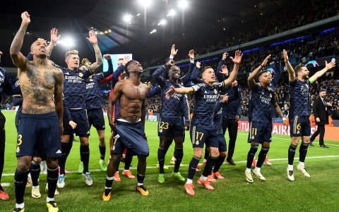 Los jugadores del Madrid celebran el pase a semifinales tras el partido de la UEFA Champions League que han jugado Manchester City y Real Madrid en Manchester, Reino Unido.