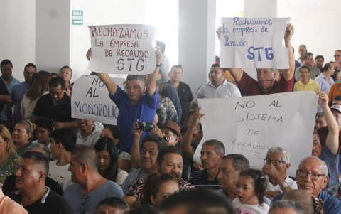 Decenas de agremiados denunciaron anomalías en el proceso que se lleva a cabo por el alza del pasaje.