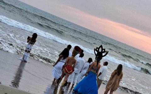 Sus amigos se reunieron para lanzar las cenizas del diseñador al mar. Modelos lucieron sus creaciones.