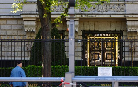 Vista exterior de la embajada rusa en Berlín, Alemania, el 18 de abril de 2024.