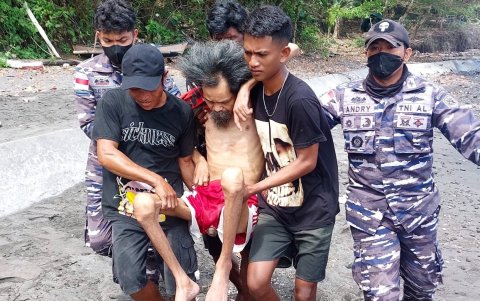 Rescatistas evacuar a un residente cuando el Monte Ruang entra en erupción, en Sitaro, Indonesia, el 17 de abril de 2024.