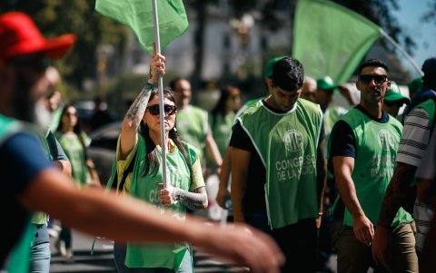 Un grupo de manifestantes mientras participan en una jornada de protesta en Buenos Aires (Argentina).