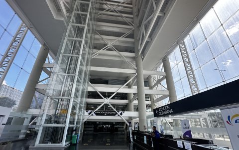 Interiores de la Plataforma Financiera norte, que no atendía al público por la interrupción laboral decretada por el Gobierno.