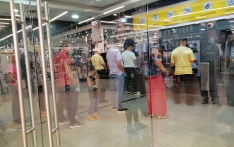 Decenas de usuarios han tenido que recurrir a los cajeros automáticos para sacar dinero en efectivo.