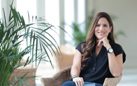 Mariasol posa con una de sus obras.