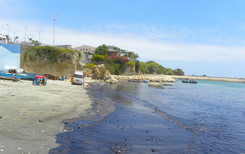 La caleta pesquera de La Libertad fue cerrada por derrame.