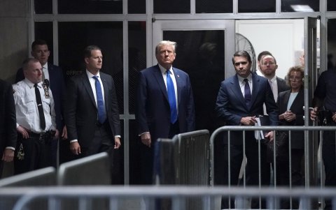 El ex presidente Donald Trump (C) regresa de la pausa para el almuerzo mientras asiste a su juicio, en el Tribunal Penal de Manhattan en la ciudad de Nueva York, EE.UU., el 18 de abril de 2024.