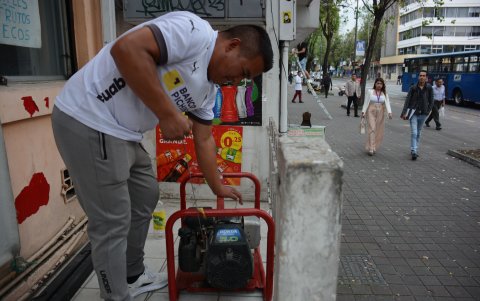 Estos generadores abastecen por unas horas, los propietarios deben usar su dinero para comprar gasolina y funcione durante los cortes prolongados.