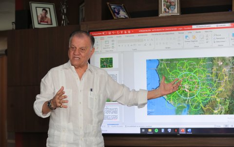 El informe será entregado por los especialistas a fines de mayo. En la imagen, Ycaza demuestra la zona que se beneficiaría de las obras propuestas.