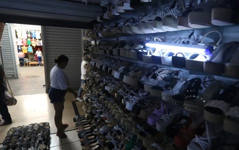 Atención. Ni los cortes o días de asueto frenaron a los comerciantes, que con generadores o lámparas atendieron a su clientela habitual.