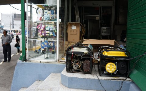 Generadores. En Quito, los negocios buscaron no parar. En la avenida Patria y 10 de Agosto un bazar no cerró gracias a las plantas de energía.