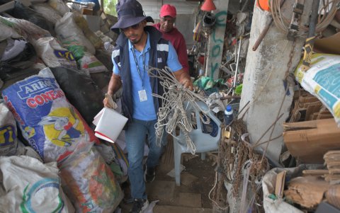 En el sitio, como ha pasado ya antes, se hallaron cables de alumbrado público al que le quitan el cobre para venderlo.