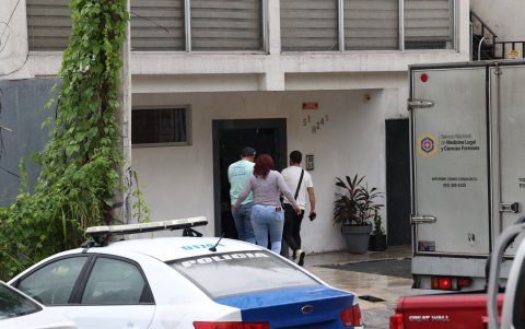 El cuerpo de la joven fue retirado por criminalística cerca de las 08:00.