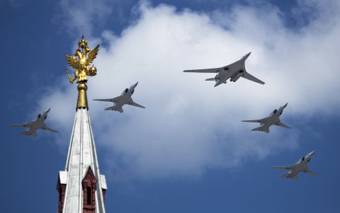 Foto de archivo de unos bombarderos rusos Tu-160 (C) y Tu-22M3 sobre la Plaza Roja durante un desfile militar el 24 de junio de 2020.