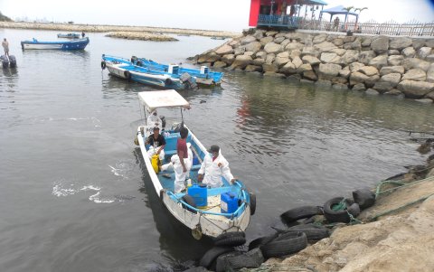 En el sitio aún se observa el agua aceitosa y negra.