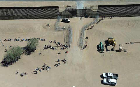 Foto aérea que muestra a migrantes en las inmediaciones con la frontera de Estados Unidos este jueves en Ciudad Juárez (México).
