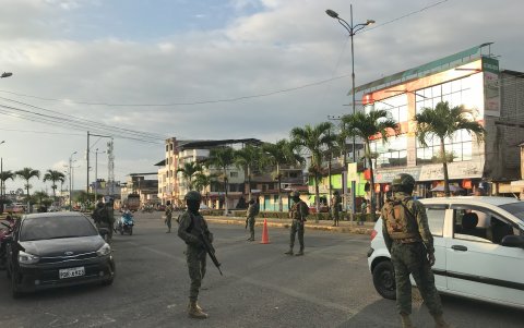 Control. Miembros de las Fuerzas Armadas realizan controles en las calles del cantón, revisando la legalidad de carros y motos que transitan.