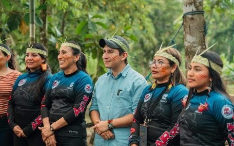 Lourdes, Valeria y Magaly, nativas kichwas, en la graduación de guías en lengua de señas.