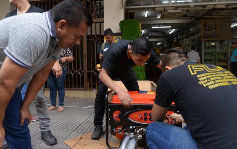 1. Generadores. En Ferretería León, días atrás un generador costaba $ 113, pero hoy en día los más baratos están en $ 265.