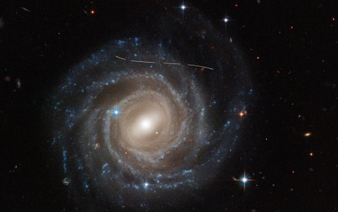 Un asteroide fotobombea una instantánea del Hubble de la galaxia UGC 12158.