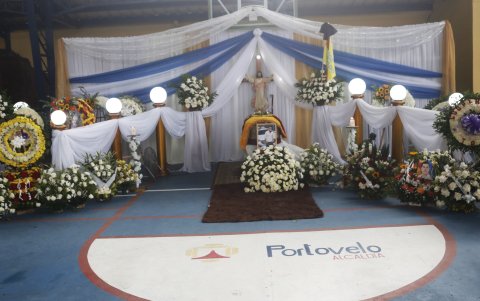 El féretro del alcalde, Jorge Maldonado, durante su capilla ardiente en el coliseo de Portovelo.
