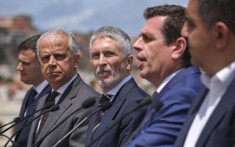 El ministro del Interior y de Migraciones de España, Fernando Grande-Marlaska (centro), ofreció una rueda de prensa este sábado en Las Palmas de Gran Canaria para abordar las políticas migratorias.