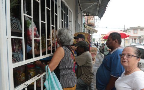 Comercio. Las tiendas barriales se repletan antes de cada corte de energía.