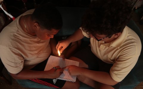 Ocio. Algunas familias aprovechan para disfrutar de juego de mesas a la luz de las velas.