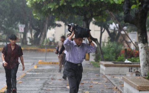 Las personas se cubren de la lluvia con lo que tienen al alcance