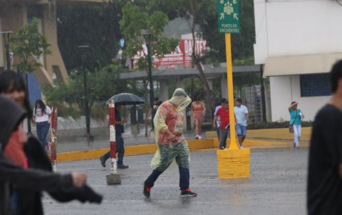 Los electores se acercaron a votar en medio de la lluvia de Guayaquil