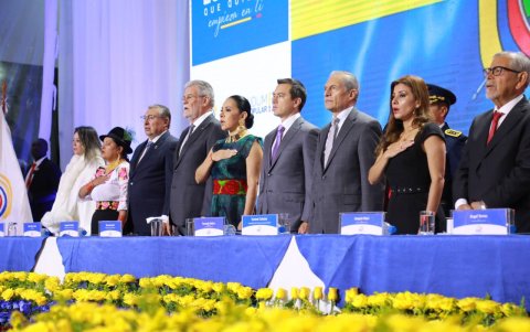 Autoridades de distintas funciones del Estado asistieron a la inauguración de la jornada electoral en la sede del CNE, en Quito.
