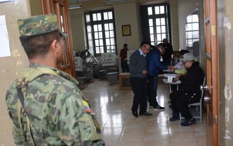 Las fuerzas de seguridad resguardan a los votantes