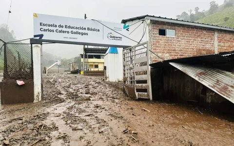 Familias desaparecidas, viviendas afectadas y carretera principal totalmente cerrada: un aluvión en el cantón Alausí, Chimborazo.
