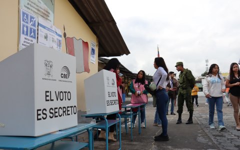 Electores asisten a ejercer su derecho al voto en Pusuquí y Pomasqui